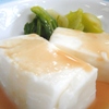 骨粗鬆症予防食（牛乳豆腐の酢味噌かけ。胡麻風味味噌汁。鮭の混ぜご飯。）