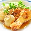 鶏肉と里芋の煮物。春雨とキュウリのサラダ。みそ汁。ご飯。